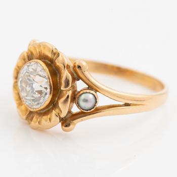 Ring 18K guld blomformad med lätt cushionformad gammalslipad diamant och seedpärlor.