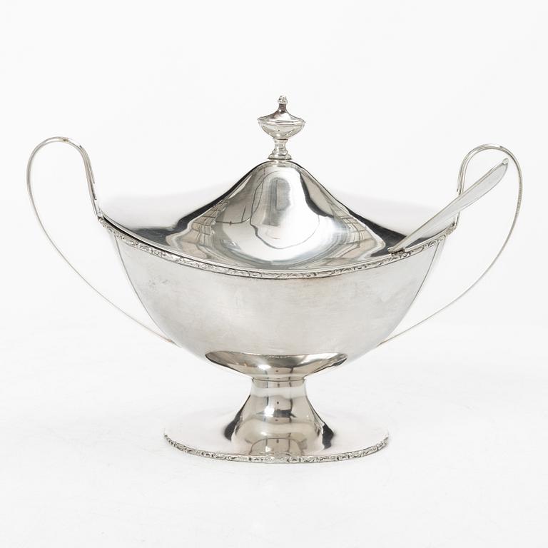 Firma Carl Fredrik Carlman, sockerskål med lock samt strösked, silver, Stockholm 1919.