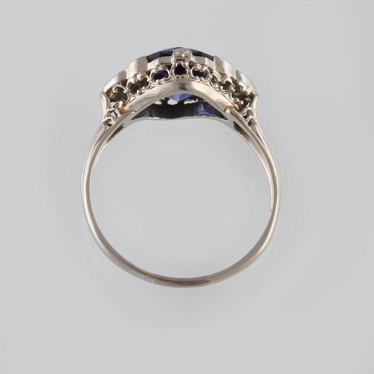 RING, 18K vitguld med 2 briljantslipade diamanter samt fasettslipad blå safir. Vikt 2,9 gram.