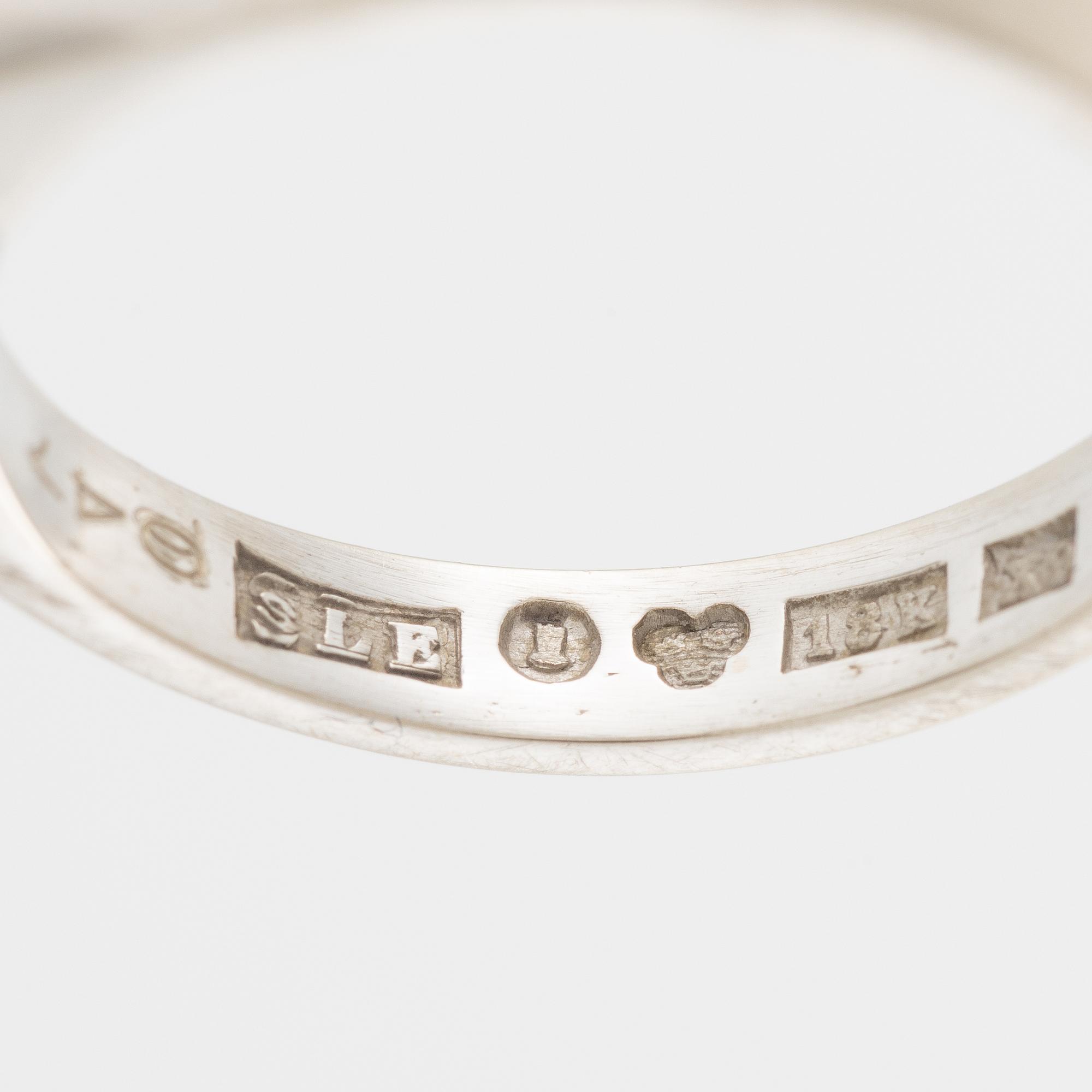 Ring 18K vitguld med en briljantslipad diamant.