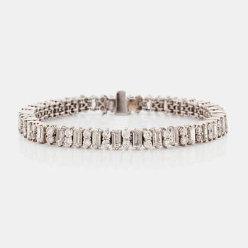 881. ARMBAND, med 64 briljantslipade diamanter samt 32 baguetteslipade diamanter, totalt circa 12.00 ct.