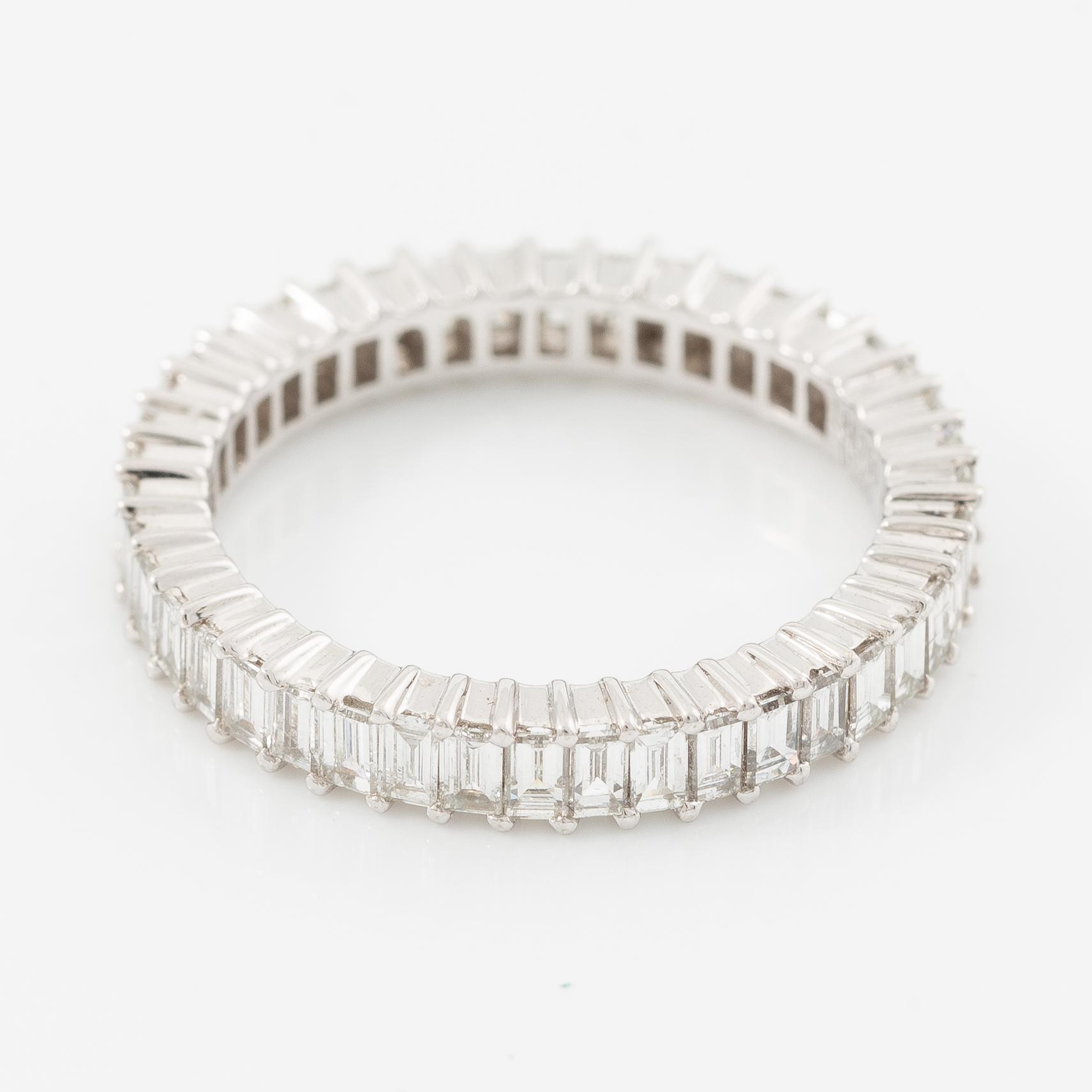Ring, helallians, 18K vitguld med baguettslipade diamanter.