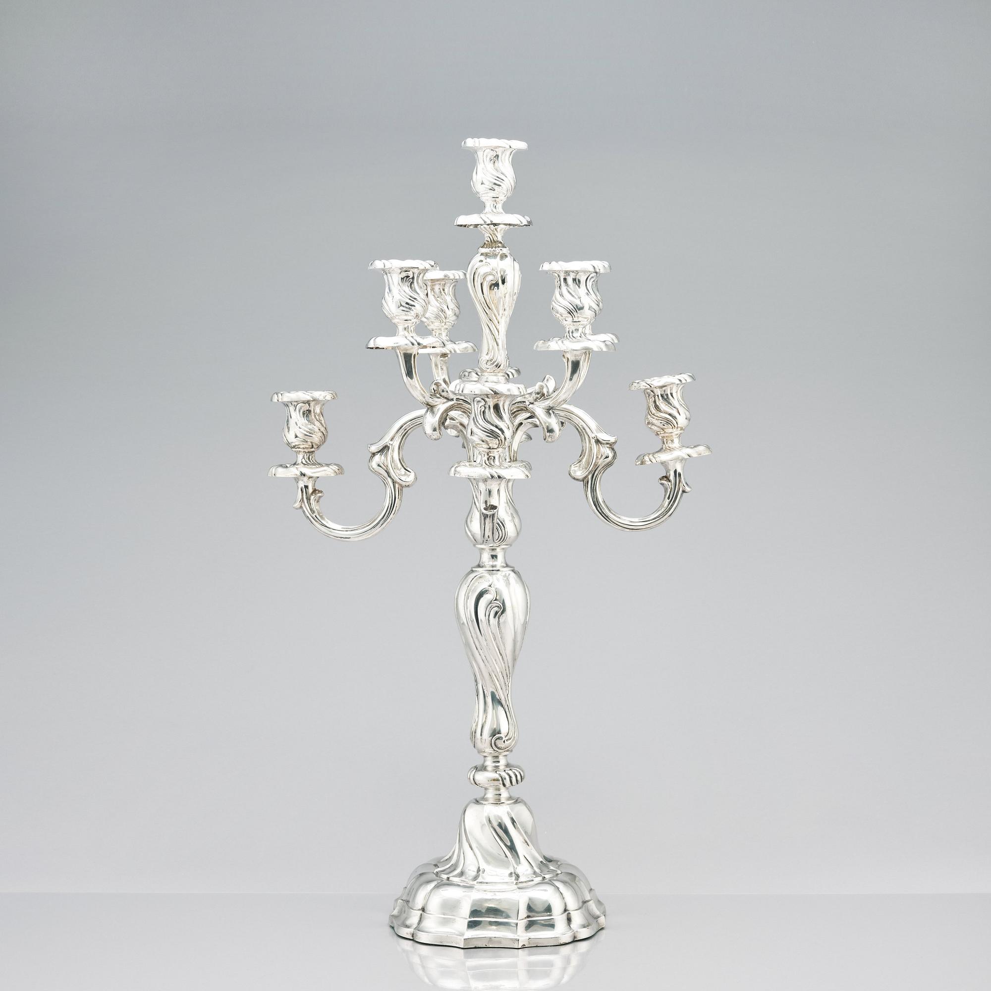 Hermann Julius Wilm, kandelabrar, silver 750, ett par, Louis XV-stil, Berlin, omkring år 1900.