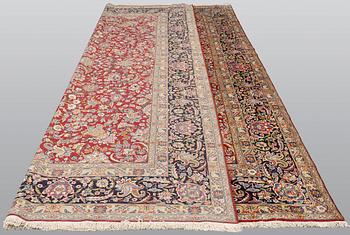 A Kirman Laver carpet, approx. 417 x 300 cm.