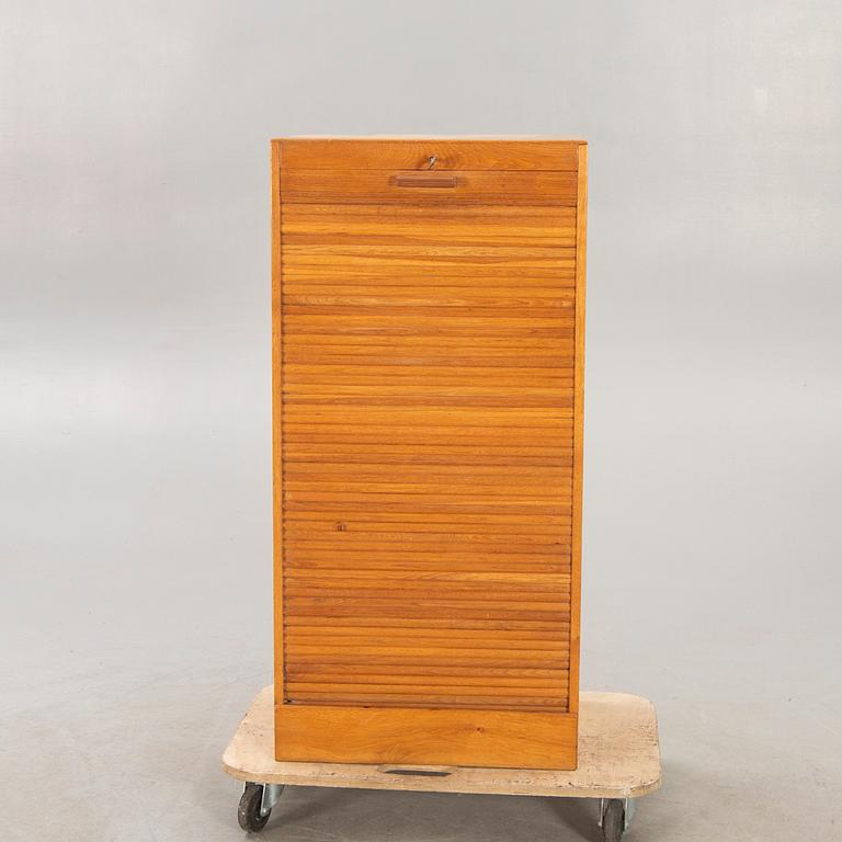 A 1940/50s oak filing cabinet.