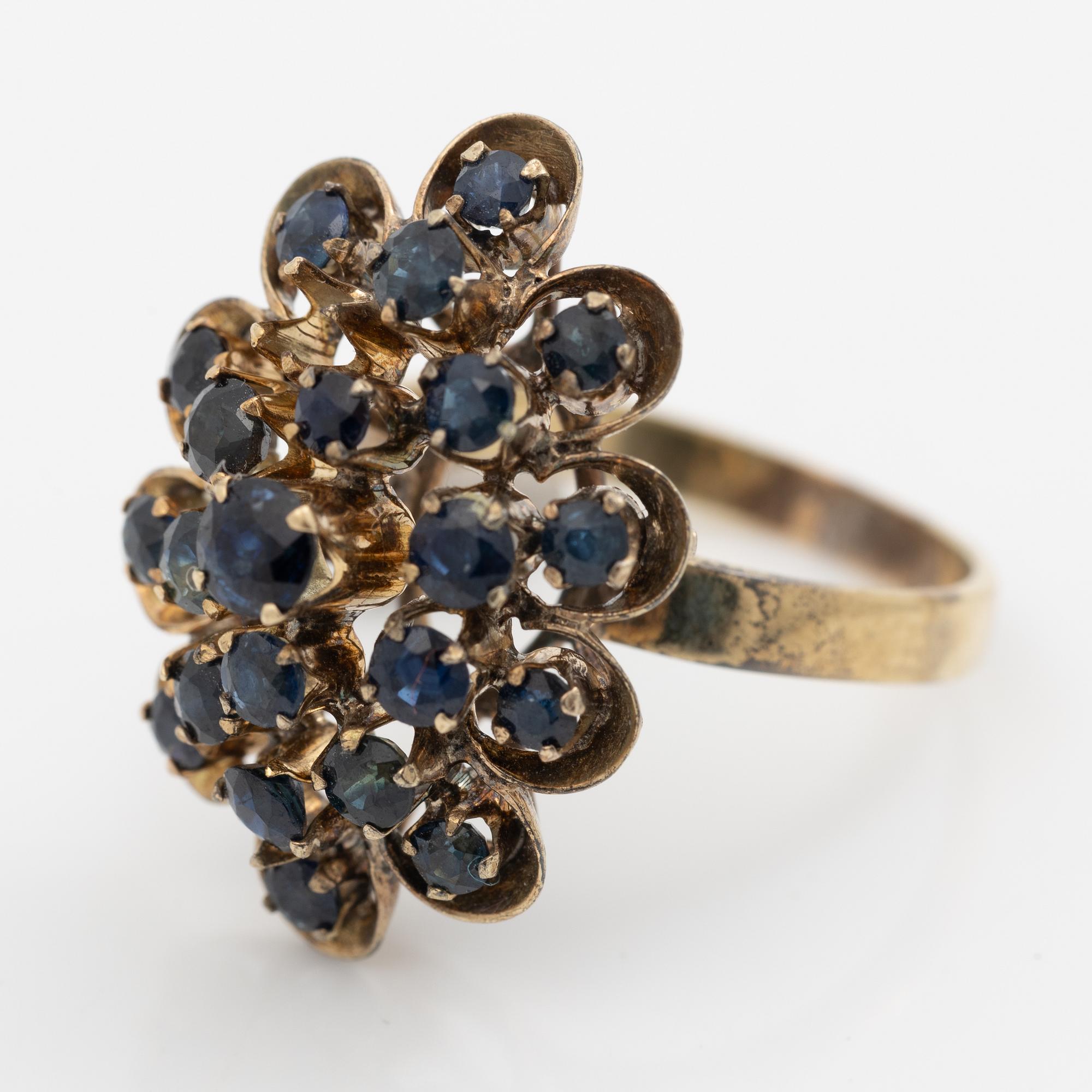 Ring, 18K gold with sapphires.