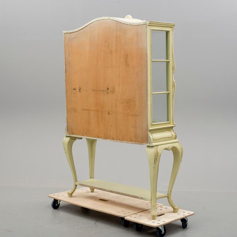 VITRINSKÅP, rokokostil, 1900-talets andra hälft.