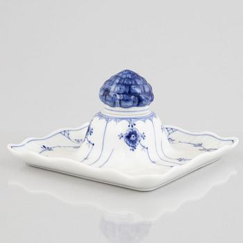 A 'Blue Fluted Plain' porcelain inkwell with cover, Royal Copenhagen, model number 475, 1901-1923.