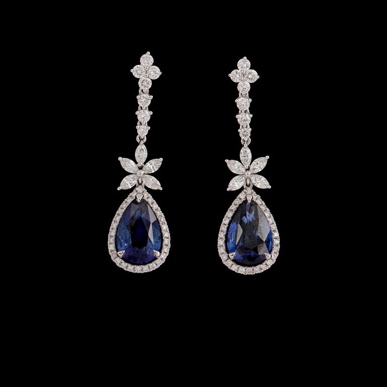 ÖRHÄNGEN, ett par, 18k vitguld med droppslipade blå safirer, 3.17 ct samt briljantslipade diamanter, 1.00 ct.