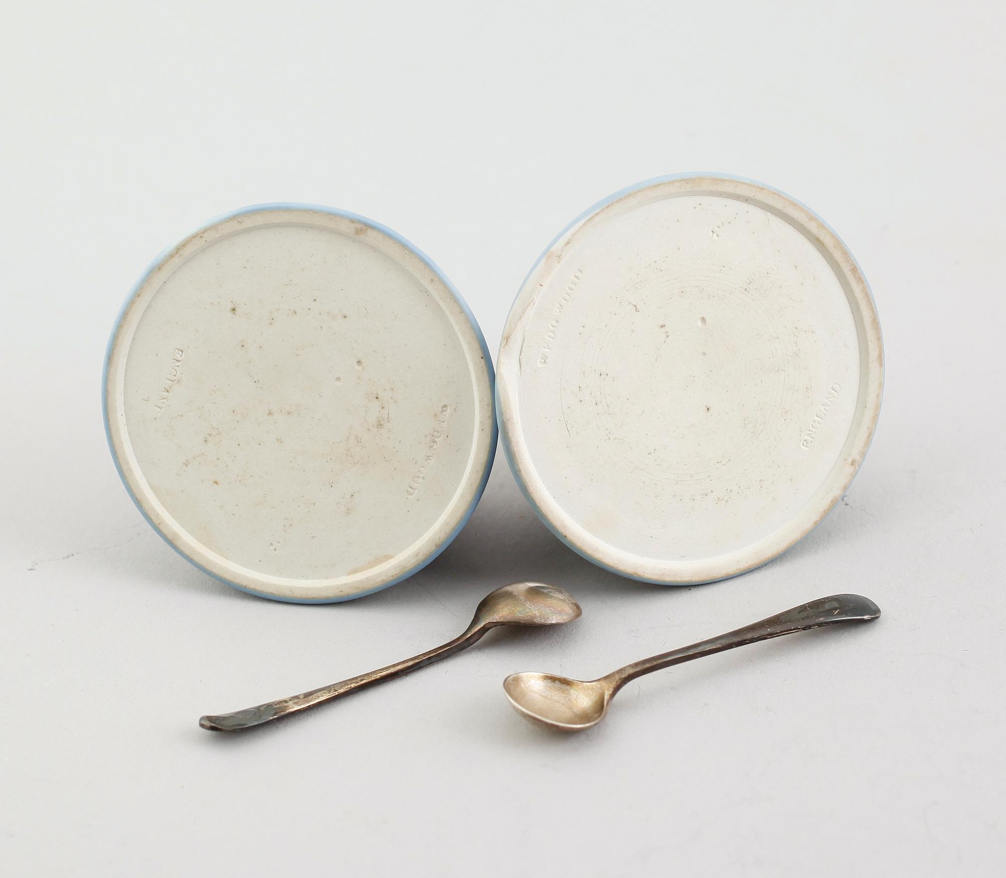 SALTKAR, 1 par, jasperware, Wedgwood, beslag av silver, Birmingham 1904 samt SALTSKEDAR, 1 par, silver, Sheffield 1929.