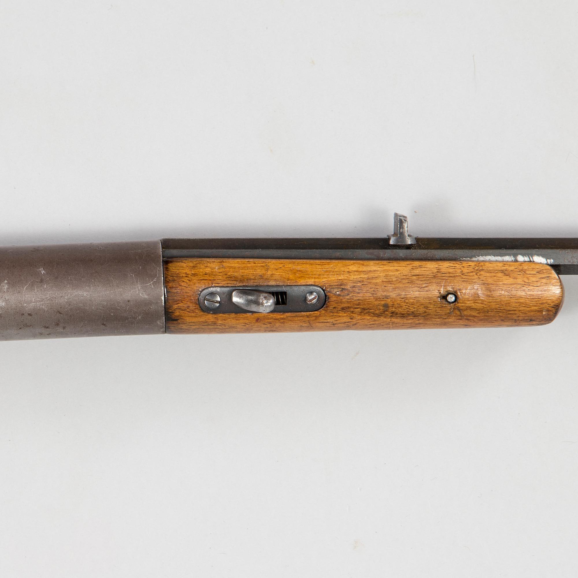 An Oscar Will "Bugelspanner" air rifle, ca 1915.