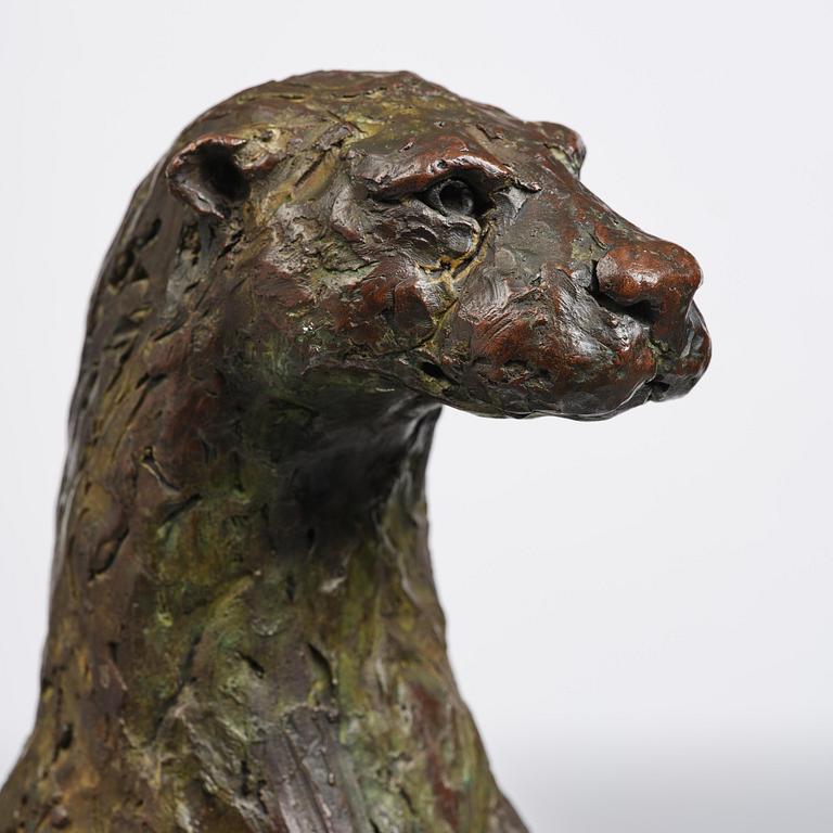 Hamish Mackie, "Standing otter".