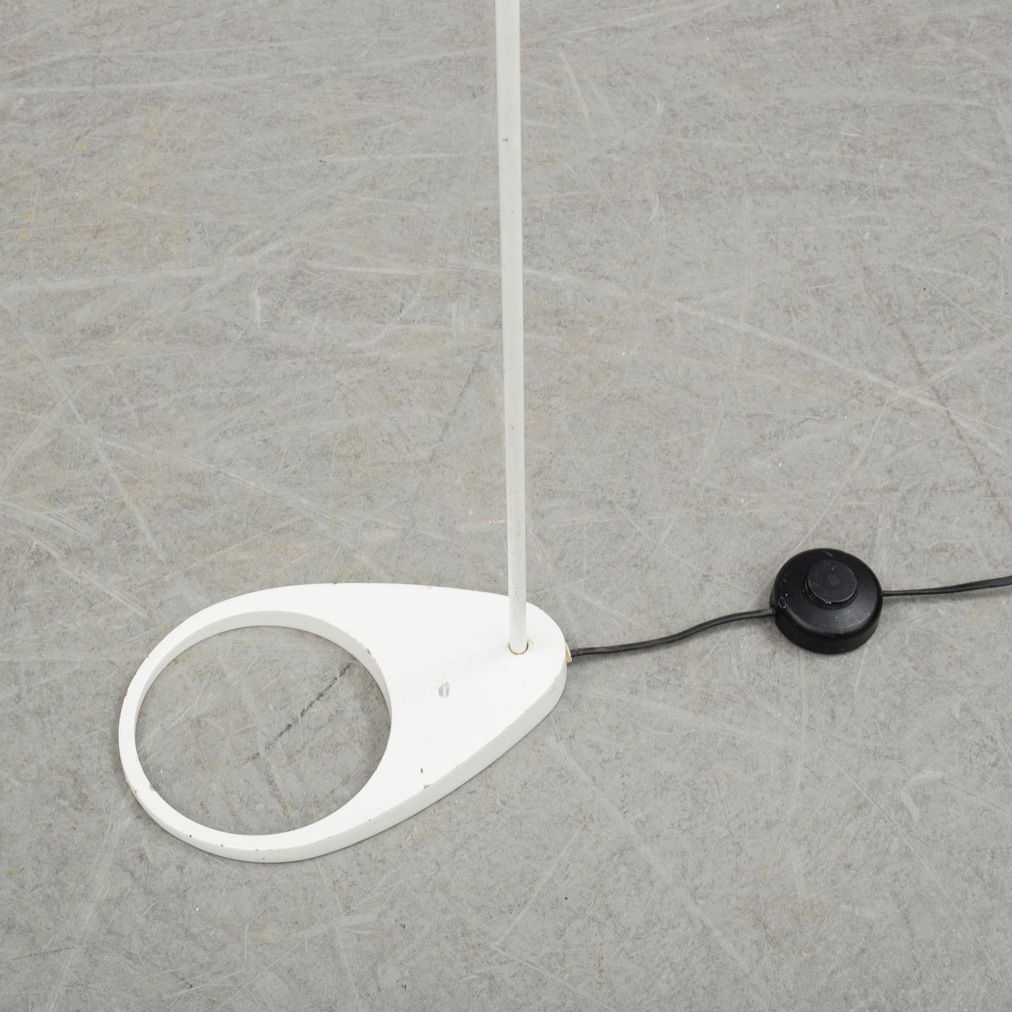 ARNE JACOBSEN, golvlampa, "AJ", Louis Poulsen, Danmark.