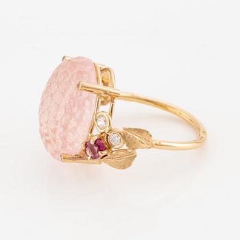 Ring med rosenkvarts, rosa turmaliner och briljantslipade diamanter.