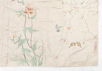 A large Chinese silk embroidery, Qing dynasty (1644-1912). (measure 143 x 180 cm).