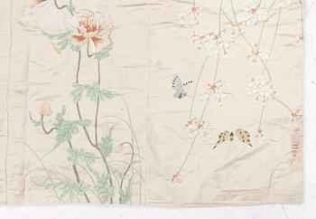 A large Chinese silk embroidery, Qing dynasty (1644-1912). (measure 143 x 180 cm).