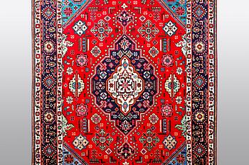 A carpet, Tabriz, ca 298 x 198 cm.