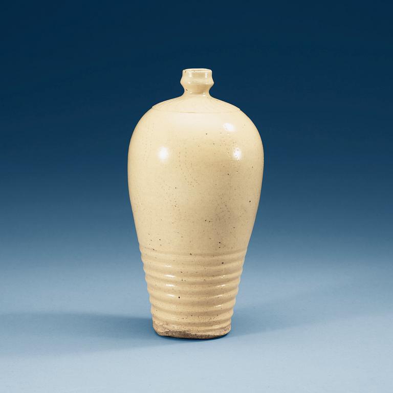 A white glazed 'Meiping' vase, Song/Yuan dynasty.