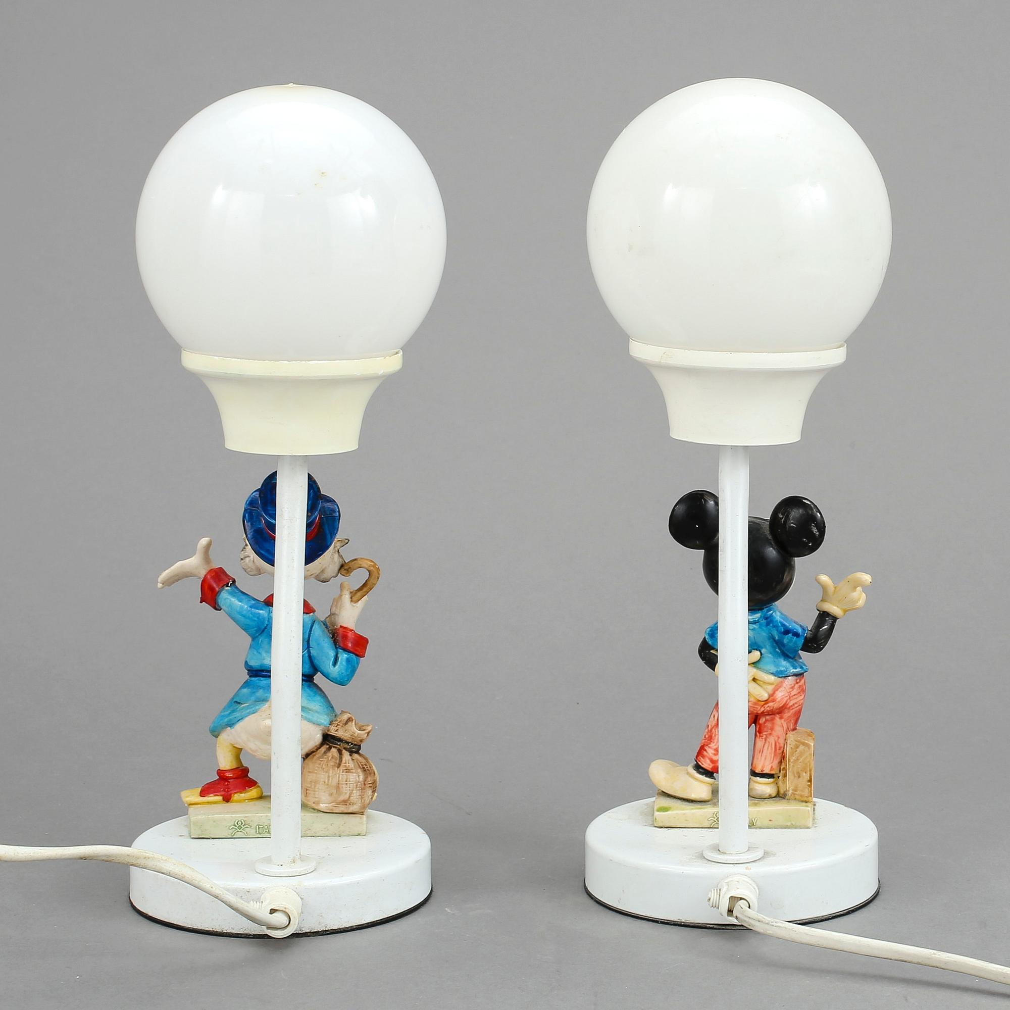BORDSLAMPOR, 1 par. Plast. 1980-tal. Föreställande Musse Pigg och Joakim von Anka.