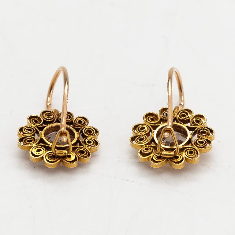 A pair of 14K gold filigree earrings,  synthetic stones. Westerback, Helsinki 1947.