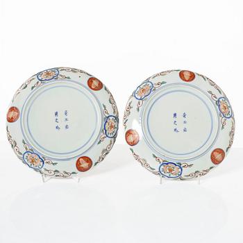 Tallrikar, fyra stycken, samt tekanna med lock, porslin. Japan, Meiji (1868-1912).