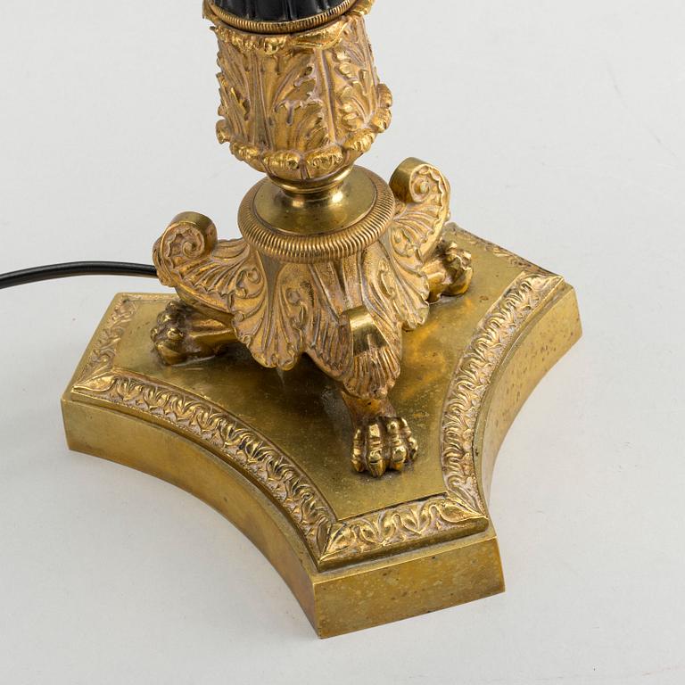 AN EMPIRE STYLE TABLE LAMP.