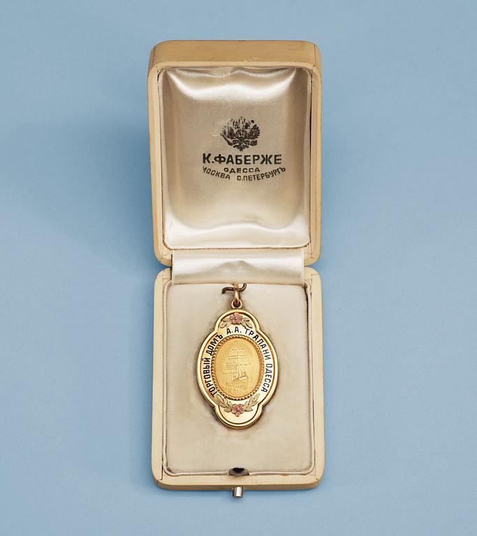 MINNESJETONG, guld 'en trois couleurs' och emalj, ostämplad, Fabergé, 1900-talets början.