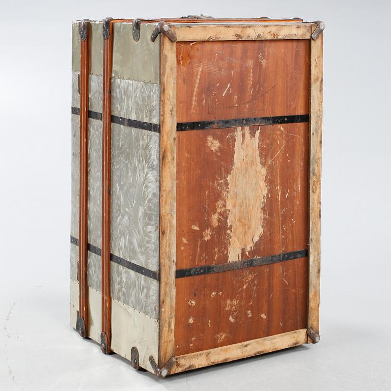 A trunk, so called American trunk, made in the first half of the 20th century.