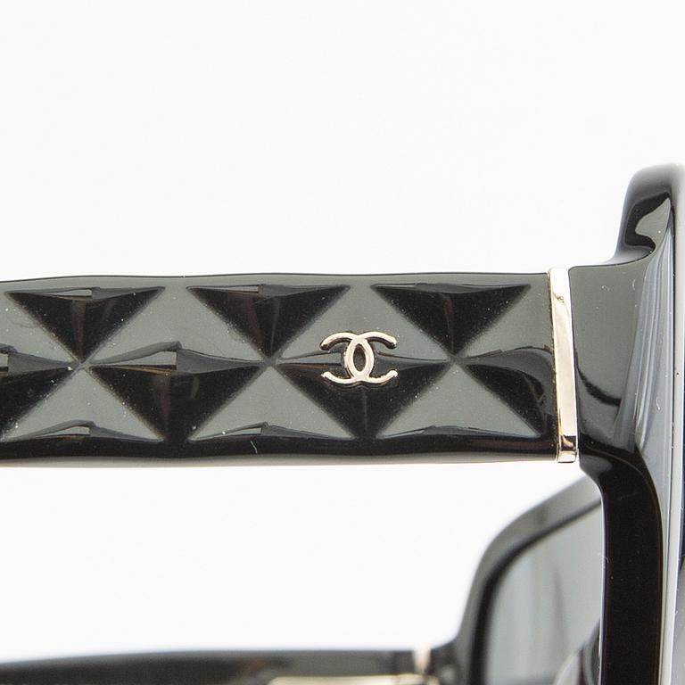 Chanel, solglasögon med fodral.