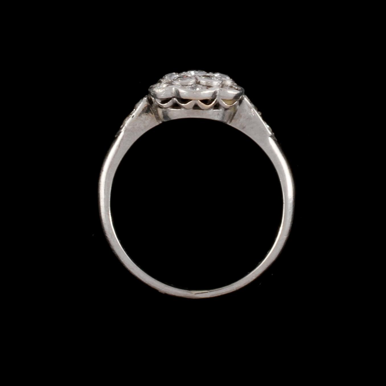 RING, platina med 17 äldre briljantslipade diamanter, Stockholm, 1900-talets första hälft. Vikt 3 g.
