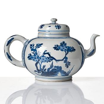 A blue and white water/punch pot, Qing dynasty, Kangxi (1662-1722).