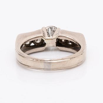 Ring 14K vitguld med 1 större och 4 mindre briljanter ca 1 ct totalt, storlek 17,25/54,5.