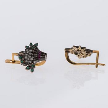 ÖRHÄNGEN, 14K guld samt silver, diamanter, smaragder samt rubiner, sovjetiska stämplar. Vikt 4,2 g.