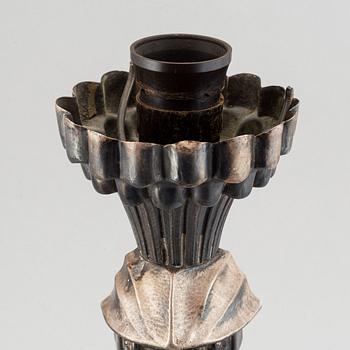 Wilhelmina "Tiddit" Wendt, table lamp with sculpture. An Atelier Torndahl white metal table lamp, Sweden.