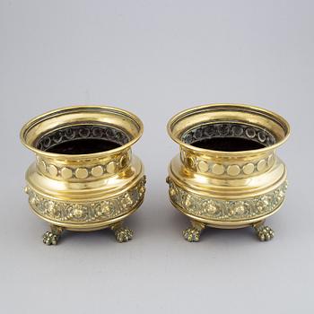 Urnor, ett par, mässing, 1800-tal.