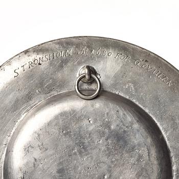 A H.E.R.S engraved pewter dish by Thomas Hicks 1680.