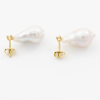 Earrings in 18K gold with cultured baroque-shaped freshwater pearls and brilliant-cut diamonds.