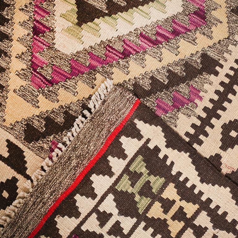 A KILIM RUG, 200 x 155 cm.