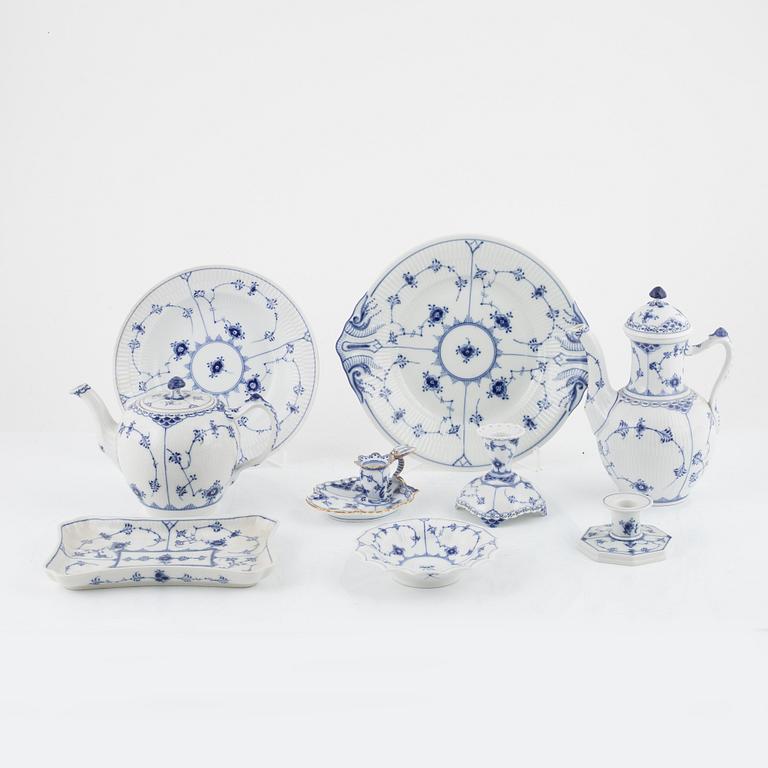 Royal Copenhagen, servisdelar, 24 delar, porslin, "Musselmalet", Danmark.