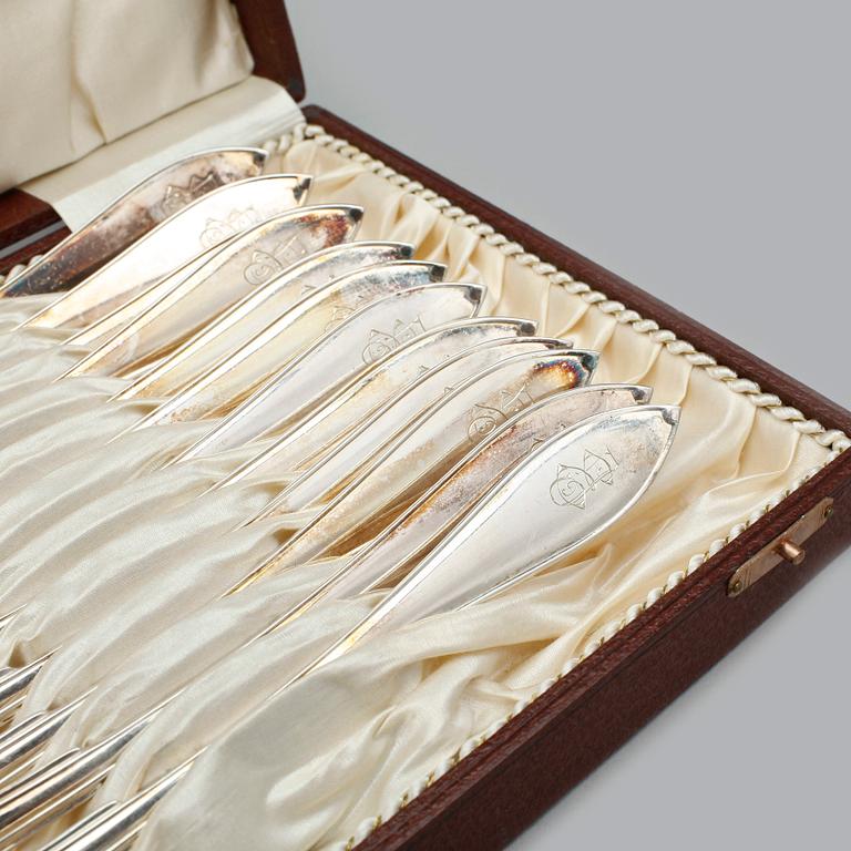 BORDSSKEDAR, 12 st, silver, C. G. Hallberg, Stockholm 1930. Total vikt ca 468 gram.