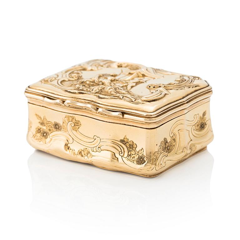 An antique German gold repoussé snuffbox with interior gouache miniature, retailed by Jahn & Bolin, St Petersburg c.1840.