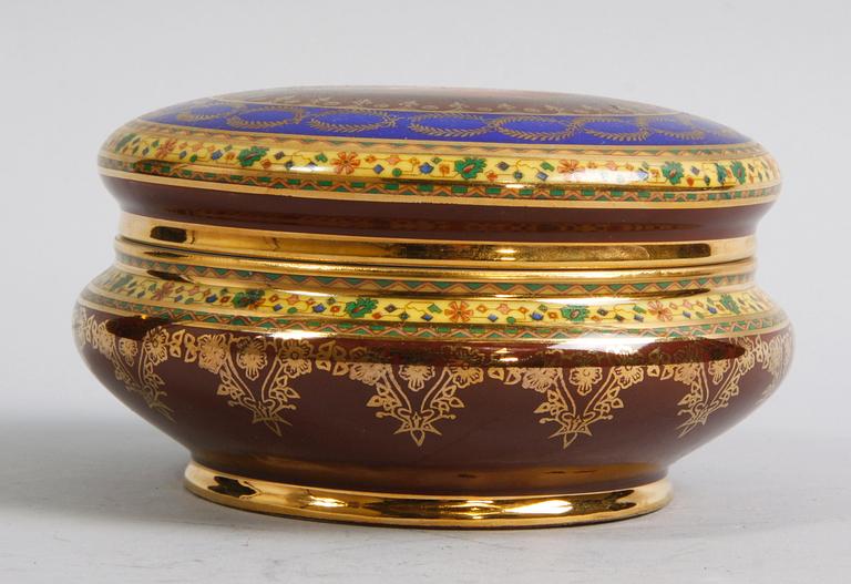 ASK MED LOCK. Porslin. Karlsbad, Tjeckoslovakien.