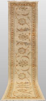Gallerimatta, Täbriz, 398 x 81 cm.