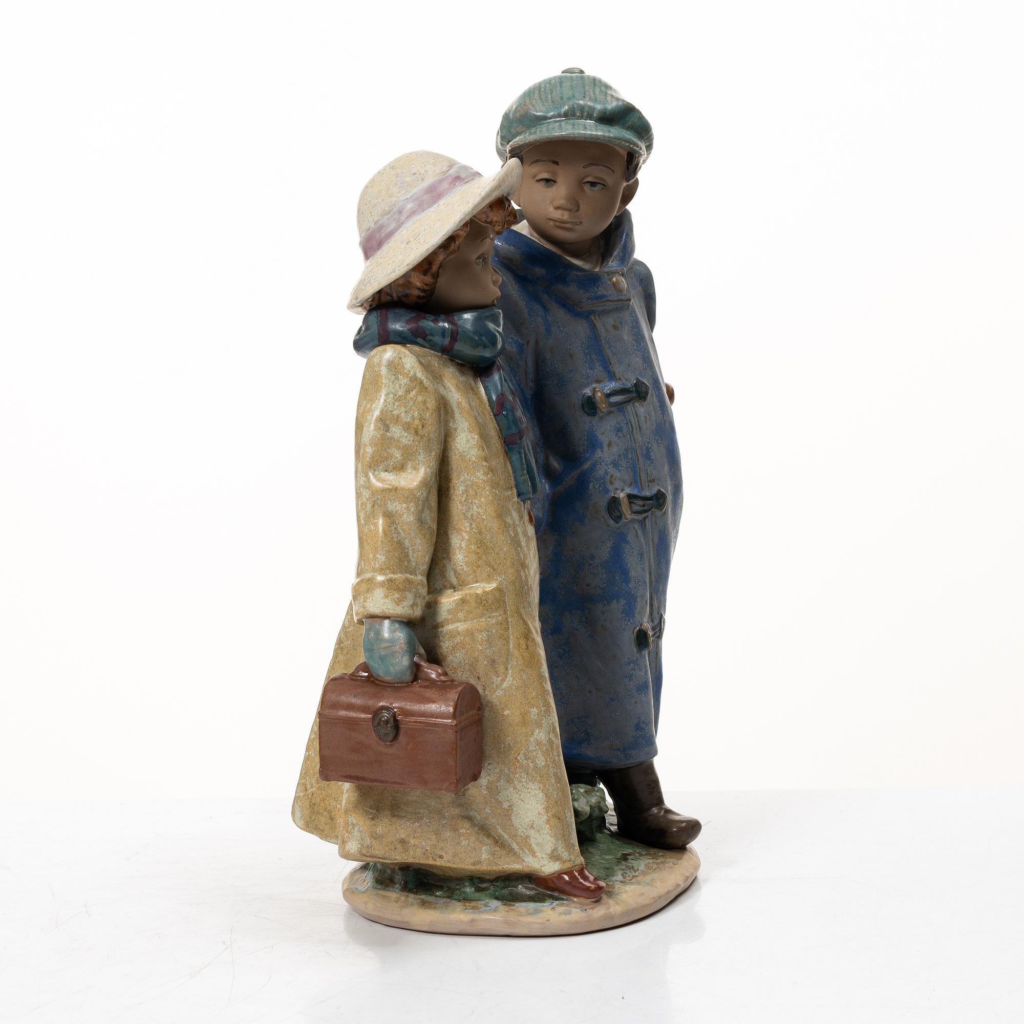 Lladró, 5 figuriner, " Flowers for mommy", "For a special someone", "Gime me a hug", "Classic scout", " Off to school".