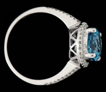RING, 14k vitguld med blå topas ca2,7ct och diamanter tot ca0,23ct. Vikt 3g.