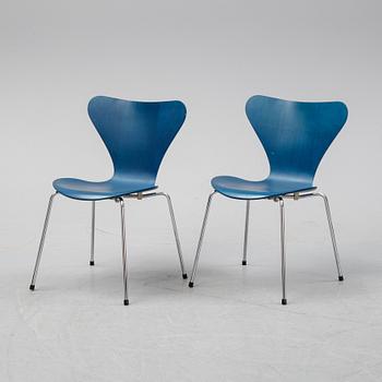 A set of six "Serie 7" chairs by Arne Jacobsen for Fritz Hansen, dated 1982.