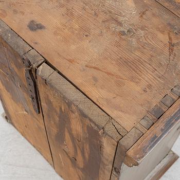 Hanging cabinet, 19th century.