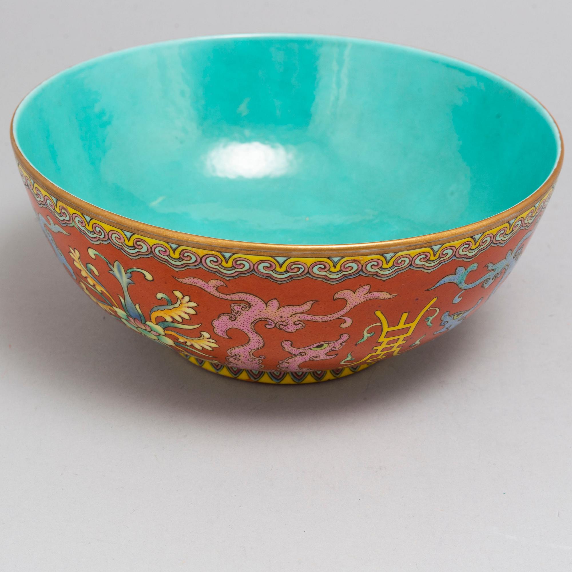 A chinese famille rose bowl, 20th century.