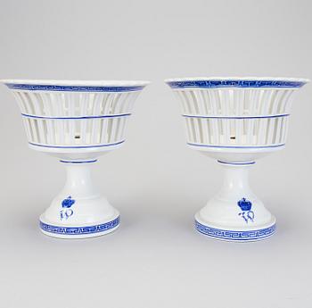 A PAIR OF ROYAL BOWLS, porcelain, probably Germany, end of 19th century.