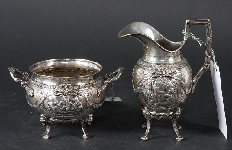 MJÖKKANNA OCH SOCKERSKÅL, silver, importstämplar, Louis XVI-stil.